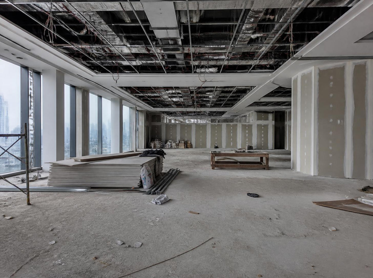 ฝ้าเพดานแบบไหนเหมาะกับร้านค้าและออฟฟิศ: ฉาบเรียบ ทีบาร์ เปลือย หรือ Stretch Ceiling